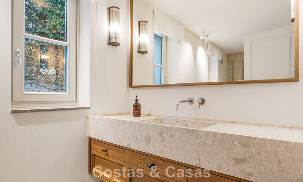 Elegante villa con influencias provenzales francesas en venta en la prestigiosa Nueva Andalucía, Marbella 801790