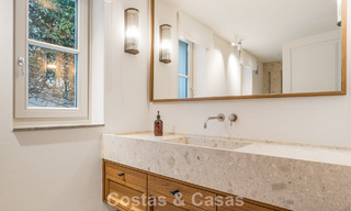 Elegante villa con influencias provenzales francesas en venta en la prestigiosa Nueva Andalucía, Marbella 801790 
