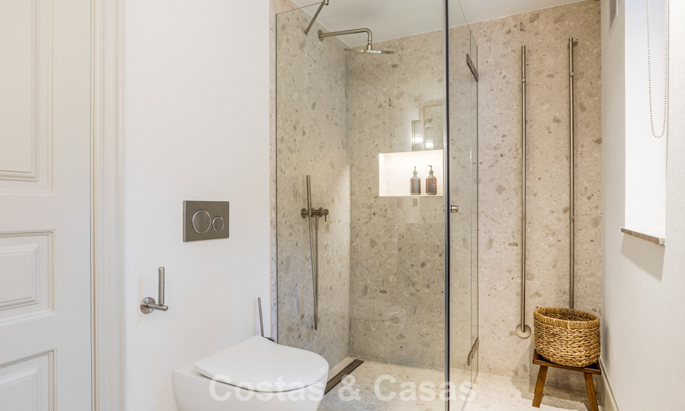 Elegante villa con influencias provenzales francesas en venta en la prestigiosa Nueva Andalucía, Marbella 801791