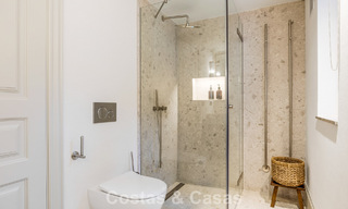 Elegante villa con influencias provenzales francesas en venta en la prestigiosa Nueva Andalucía, Marbella 801791 