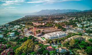 Villa moderna pareada en venta a poca distancia de la playa en Elviria, Marbella 801840 