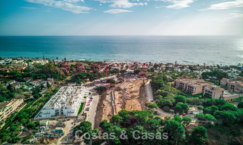 Villa moderna pareada en venta a poca distancia de la playa en Elviria, Marbella 801841
