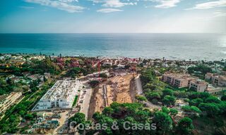 Villa moderna pareada en venta a poca distancia de la playa en Elviria, Marbella 801841 