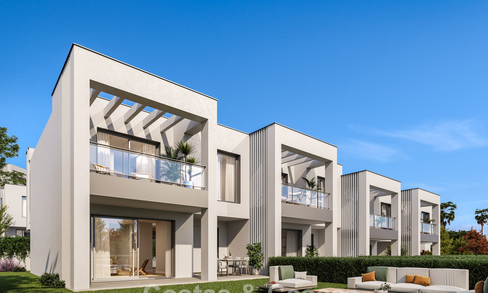 Villa moderna pareada en venta a poca distancia de la playa en Elviria, Marbella 801842