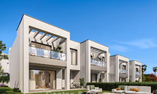 Villa moderna pareada en venta a poca distancia de la playa en Elviria, Marbella 801842 