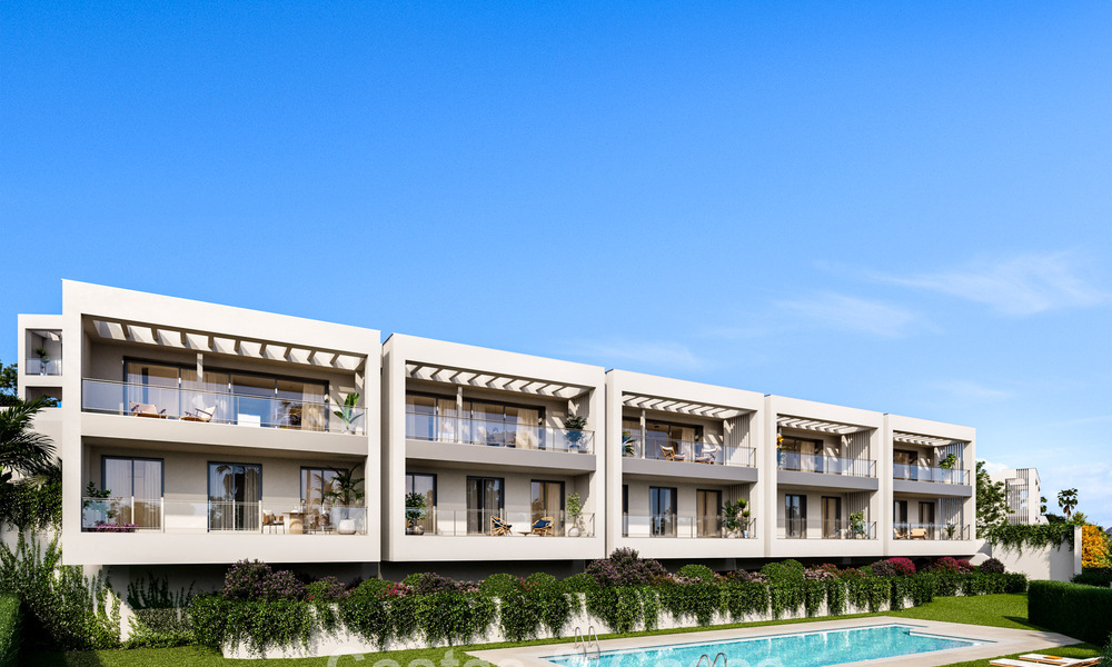 Villa moderna pareada en venta a poca distancia de la playa en Elviria, Marbella 801843