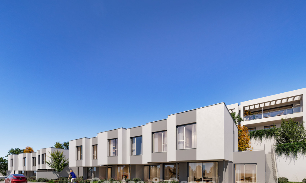 Villa moderna pareada en venta a poca distancia de la playa en Elviria, Marbella 801844