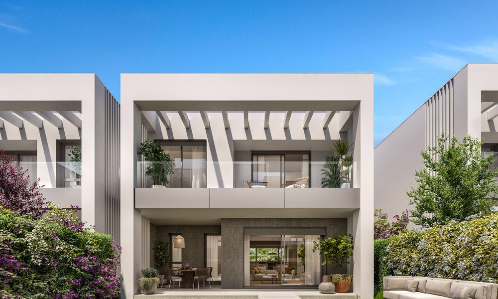 Villa moderna pareada en venta a poca distancia de la playa en Elviria, Marbella 801845