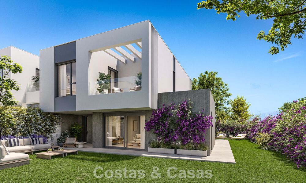 Villa moderna pareada en venta a poca distancia de la playa en Elviria, Marbella 801846