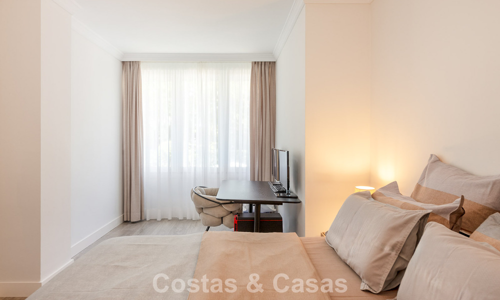 Apartamento de lujo en planta baja con vista al mar en venta en los granados, un complejo en primera línea de playa en Puerto Banús, Marbella 801894