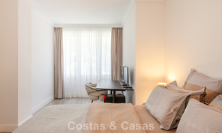 Apartamento de lujo en planta baja con vista al mar en venta en los granados, un complejo en primera línea de playa en Puerto Banús, Marbella 801894 