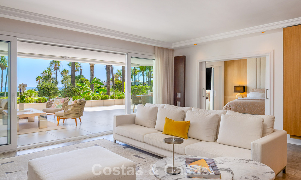 Apartamento de lujo en planta baja con vista al mar en venta en los granados, un complejo en primera línea de playa en Puerto Banús, Marbella 801896