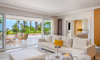 Apartamento de lujo en planta baja con vista al mar en venta en los granados, un complejo en primera línea de playa en Puerto Banús, Marbella 801896 