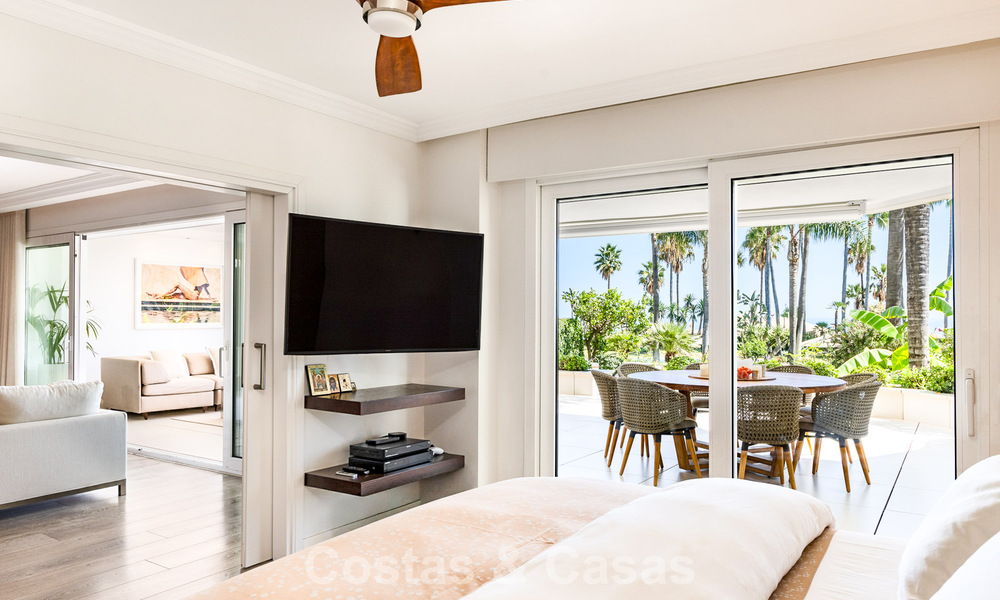 Apartamento de lujo en planta baja con vista al mar en venta en los granados, un complejo en primera línea de playa en Puerto Banús, Marbella 801897