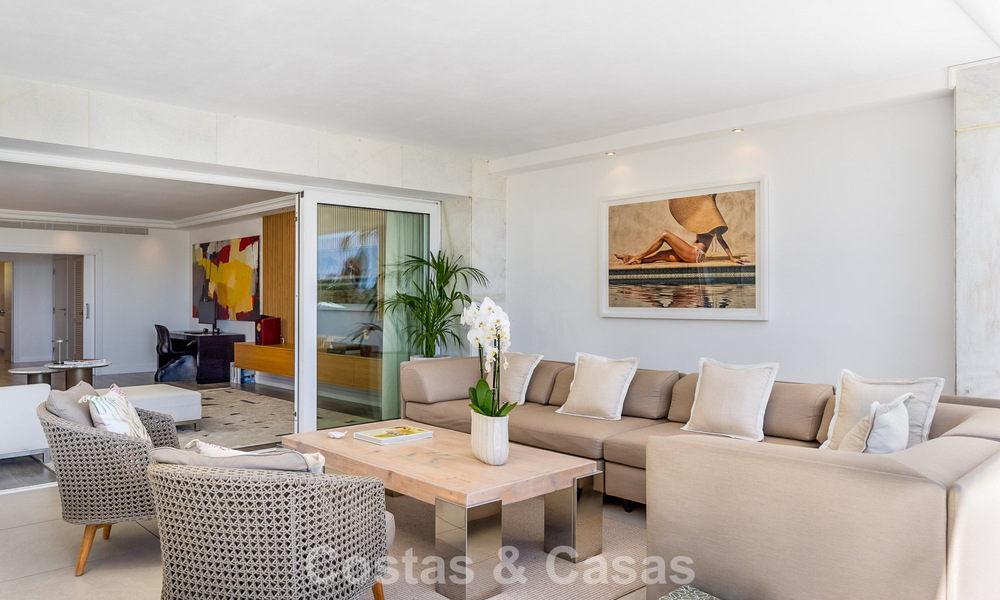 Apartamento de lujo en planta baja con vista al mar en venta en los granados, un complejo en primera línea de playa en Puerto Banús, Marbella 801899