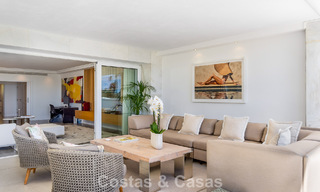 Apartamento de lujo en planta baja con vista al mar en venta en los granados, un complejo en primera línea de playa en Puerto Banús, Marbella 801899 