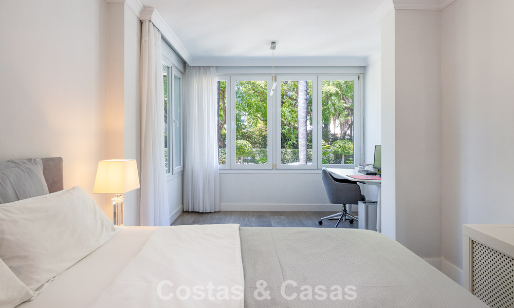 Apartamento de lujo en planta baja con vista al mar en venta en los granados, un complejo en primera línea de playa en Puerto Banús, Marbella 801900