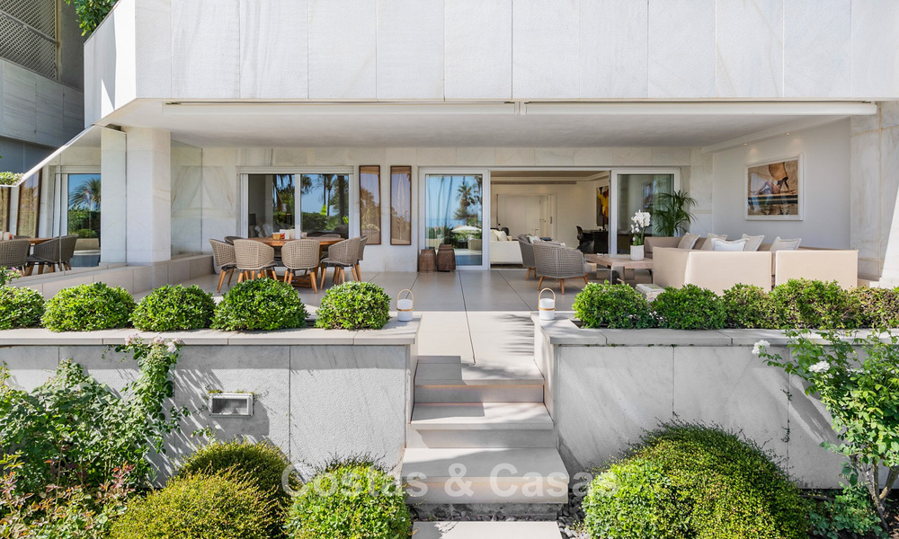 Apartamento de lujo en planta baja con vista al mar en venta en los granados, un complejo en primera línea de playa en Puerto Banús, Marbella 801901