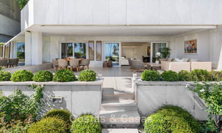 Apartamento de lujo en planta baja con vista al mar en venta en los granados, un complejo en primera línea de playa en Puerto Banús, Marbella 801901 