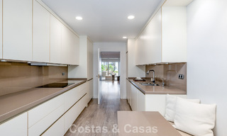 Apartamento de lujo en planta baja con vista al mar en venta en los granados, un complejo en primera línea de playa en Puerto Banús, Marbella 801903 