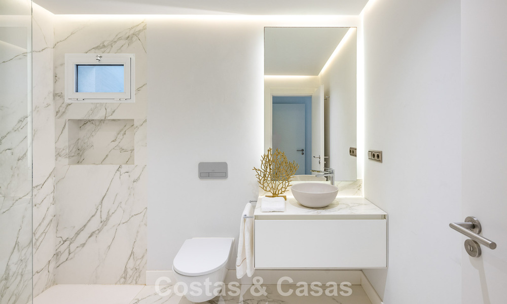 Apartamento de lujo en planta baja con vista al mar en venta en los granados, un complejo en primera línea de playa en Puerto Banús, Marbella 801904