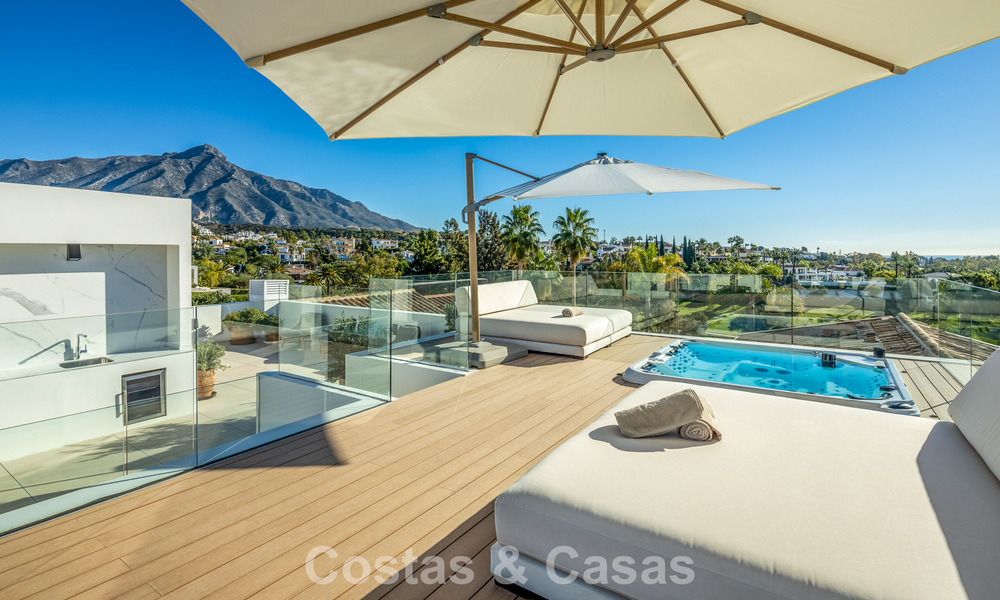 Villa de estilo mediterráneo en venta, en primera línea de golf, en una prestigiosa urbanización de Nueva Andalucía, Marbella 801907