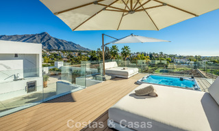 Villa de estilo mediterráneo en venta, en primera línea de golf, en una prestigiosa urbanización de Nueva Andalucía, Marbella 801907 