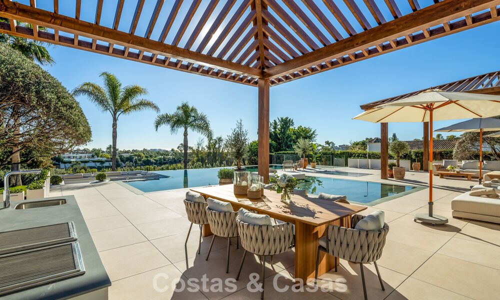 Villa de estilo mediterráneo en venta, en primera línea de golf, en una prestigiosa urbanización de Nueva Andalucía, Marbella 801909
