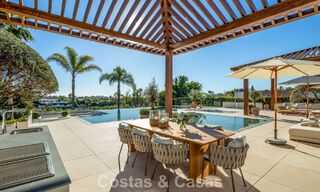 Villa de estilo mediterráneo en venta, en primera línea de golf, en una prestigiosa urbanización de Nueva Andalucía, Marbella 801909 