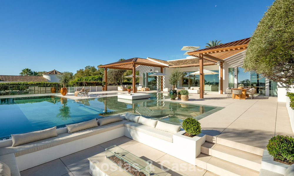 Villa de estilo mediterráneo en venta, en primera línea de golf, en una prestigiosa urbanización de Nueva Andalucía, Marbella 801910