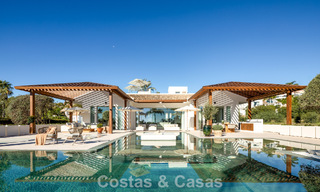 Villa de estilo mediterráneo en venta, en primera línea de golf, en una prestigiosa urbanización de Nueva Andalucía, Marbella 801911 