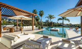 Villa de estilo mediterráneo en venta, en primera línea de golf, en una prestigiosa urbanización de Nueva Andalucía, Marbella 801912 