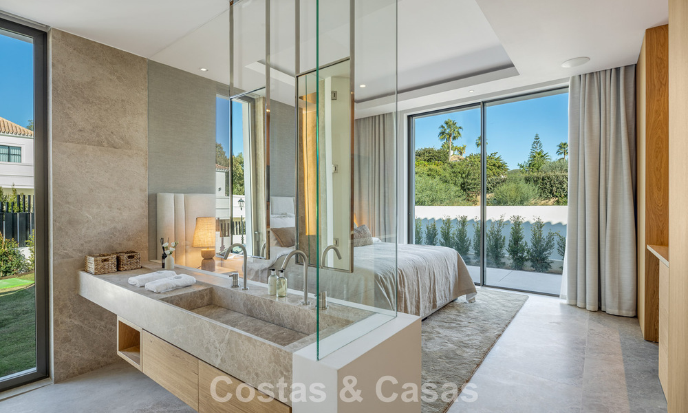 Villa de estilo mediterráneo en venta, en primera línea de golf, en una prestigiosa urbanización de Nueva Andalucía, Marbella 801913