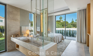 Villa de estilo mediterráneo en venta, en primera línea de golf, en una prestigiosa urbanización de Nueva Andalucía, Marbella 801913 