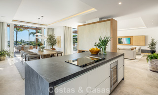 Villa de estilo mediterráneo en venta, en primera línea de golf, en una prestigiosa urbanización de Nueva Andalucía, Marbella 801915 