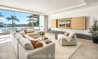 Villa de estilo mediterráneo en venta, en primera línea de golf, en una prestigiosa urbanización de Nueva Andalucía, Marbella 801916 