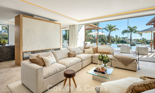 Villa de estilo mediterráneo en venta, en primera línea de golf, en una prestigiosa urbanización de Nueva Andalucía, Marbella 801917 