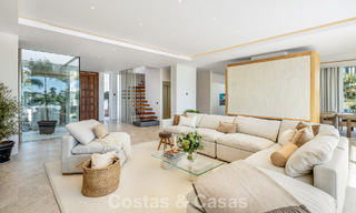 Villa de estilo mediterráneo en venta, en primera línea de golf, en una prestigiosa urbanización de Nueva Andalucía, Marbella 801918 