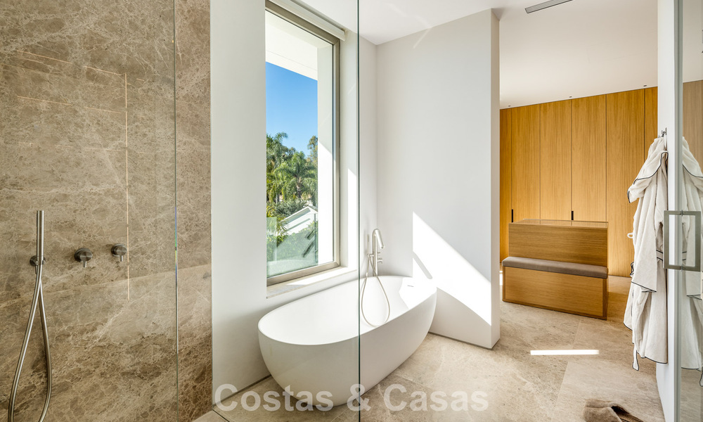Villa de estilo mediterráneo en venta, en primera línea de golf, en una prestigiosa urbanización de Nueva Andalucía, Marbella 801919