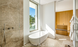 Villa de estilo mediterráneo en venta, en primera línea de golf, en una prestigiosa urbanización de Nueva Andalucía, Marbella 801919 