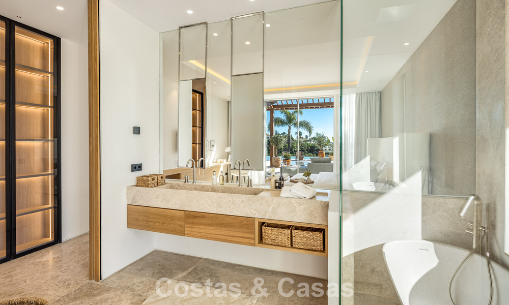 Villa de estilo mediterráneo en venta, en primera línea de golf, en una prestigiosa urbanización de Nueva Andalucía, Marbella 801920
