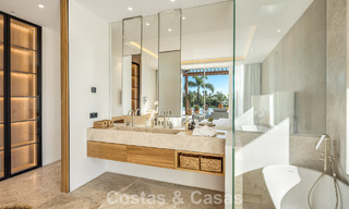 Villa de estilo mediterráneo en venta, en primera línea de golf, en una prestigiosa urbanización de Nueva Andalucía, Marbella 801920 