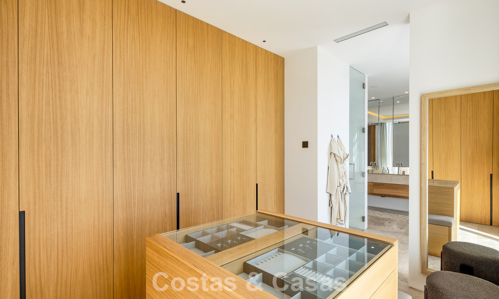 Villa de estilo mediterráneo en venta, en primera línea de golf, en una prestigiosa urbanización de Nueva Andalucía, Marbella 801921