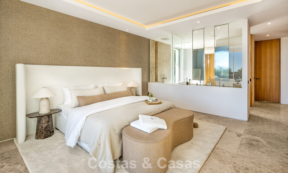 Villa de estilo mediterráneo en venta, en primera línea de golf, en una prestigiosa urbanización de Nueva Andalucía, Marbella 801923