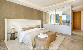 Villa de estilo mediterráneo en venta, en primera línea de golf, en una prestigiosa urbanización de Nueva Andalucía, Marbella 801923 