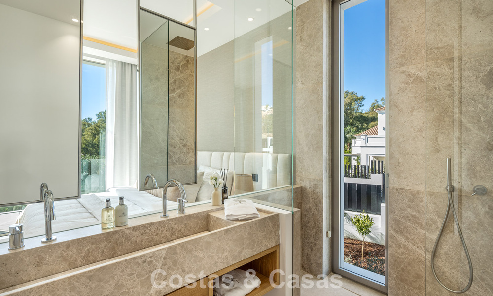 Villa de estilo mediterráneo en venta, en primera línea de golf, en una prestigiosa urbanización de Nueva Andalucía, Marbella 801925
