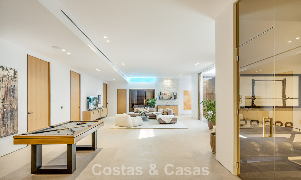 Villa de estilo mediterráneo en venta, en primera línea de golf, en una prestigiosa urbanización de Nueva Andalucía, Marbella 801926