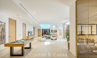 Villa de estilo mediterráneo en venta, en primera línea de golf, en una prestigiosa urbanización de Nueva Andalucía, Marbella 801926 