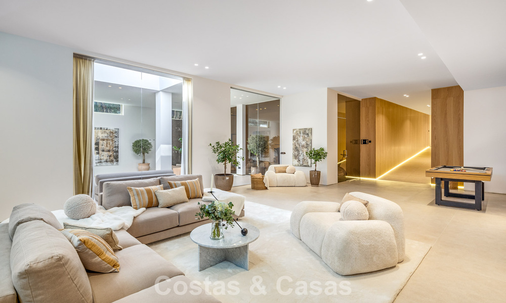 Villa de estilo mediterráneo en venta, en primera línea de golf, en una prestigiosa urbanización de Nueva Andalucía, Marbella 801928