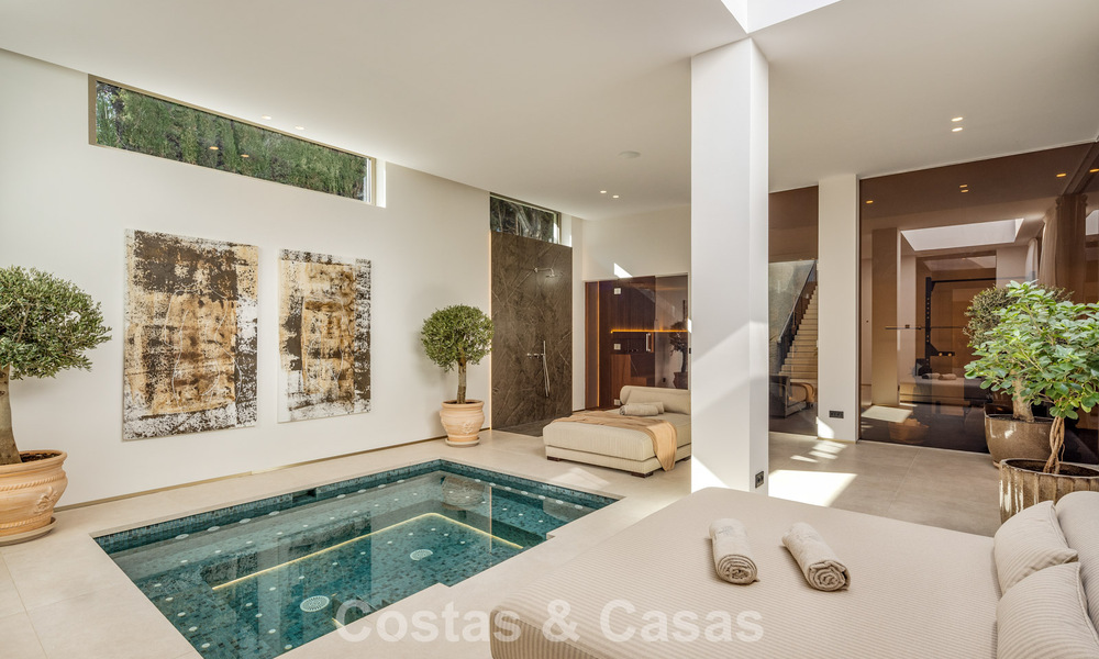 Villa de estilo mediterráneo en venta, en primera línea de golf, en una prestigiosa urbanización de Nueva Andalucía, Marbella 801929